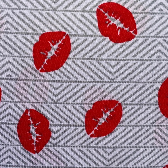 Betsey Johnson Chevron Stripe Kiss Queen Sheet 💋 - Picture 7 of 8